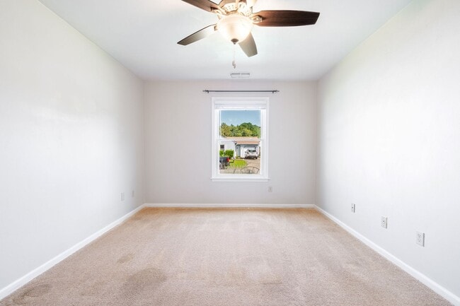 Building Photo - Beautiful 3 bedroom 2 bath house w/attached garage.