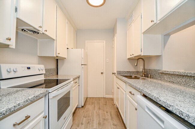 Building Photo - 2822 Briarhurst Dr