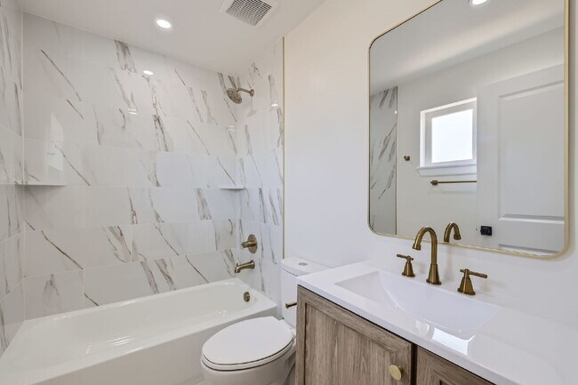 Building Photo - Beautifully Updated Duplex