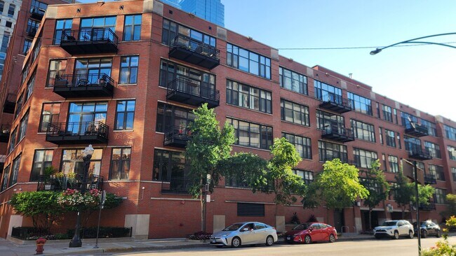 Primary Photo - 333 W Hubbard St