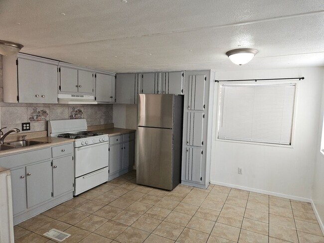 Building Photo - Cute and Clean 2 bed/1 Bath in central BHC