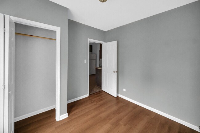 Building Photo - 1126 E 81st Pl