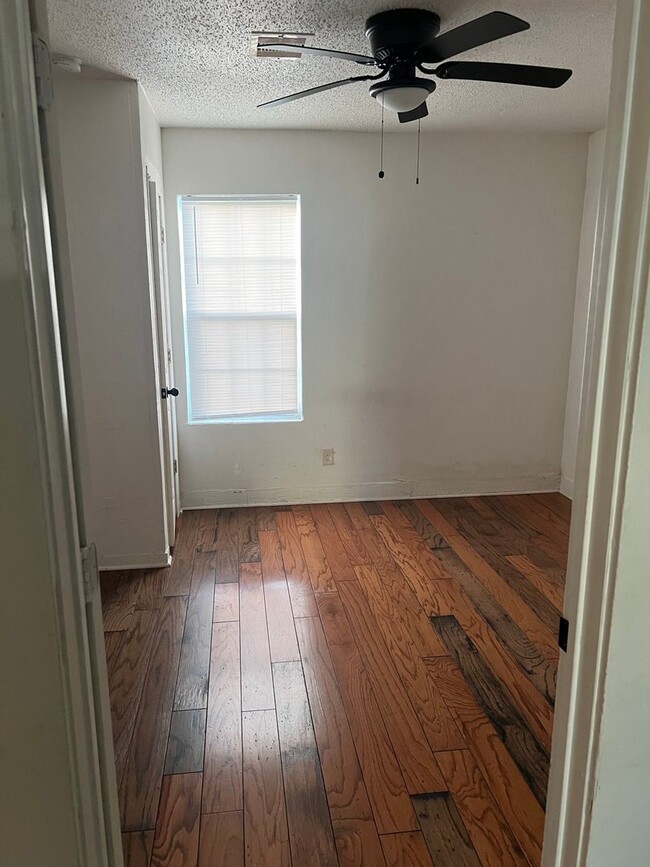 Building Photo - Charming 2BR Duplex in La Porte