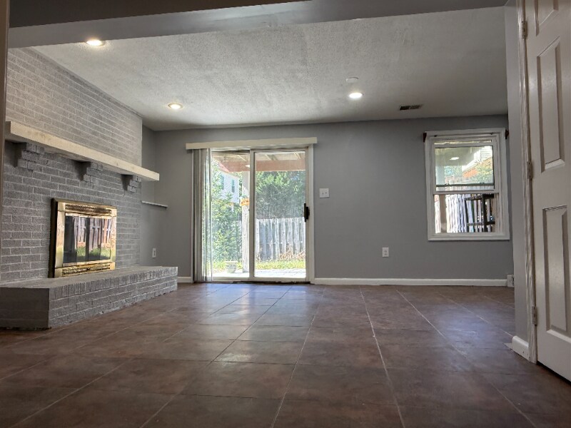 Building Photo - 102 Smoothleaf Ln