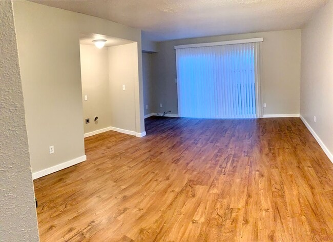 Building Photo - 2 Bedroom Town House!