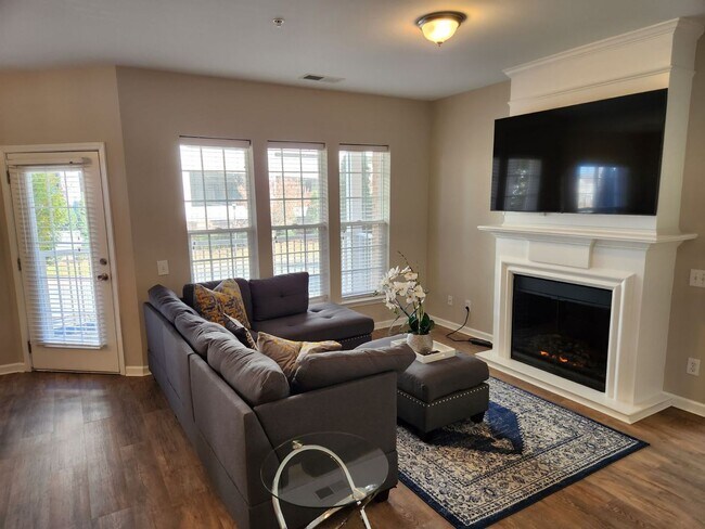 Building Photo - 3 Bedroom 2 Bathroom Condo in Belle Vista Gated Community