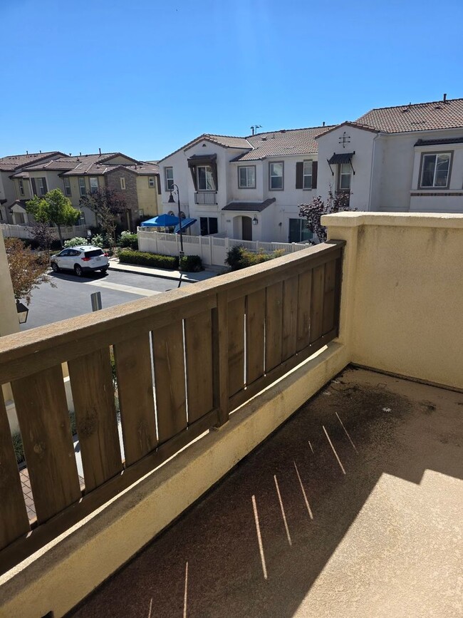 Building Photo - Gorgeous 3 Bedroom Townhome in Paseo del Sol with new flooring and paint!