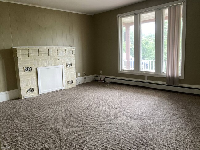 Building Photo - 3 br, 1 bath Triplex - 24 Mount Globe Stre...