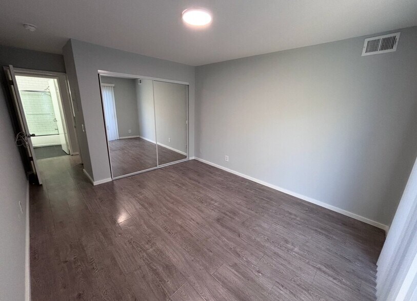 Building Photo - 7531 Hampton Ave