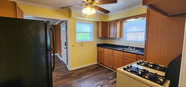 Building Photo - Welcome to this charming 3-bedroom, 2-bath...