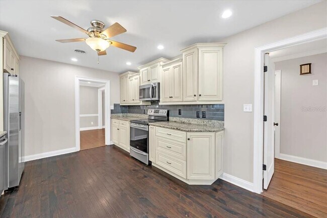 Building Photo - 2328 Woodbine Ave