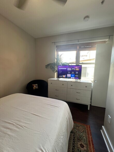 Dress with 6 drawers, Roku TV - 3606 Rock Creek Church Rd NW