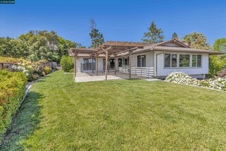 Building Photo - 770 Crossbrook Dr