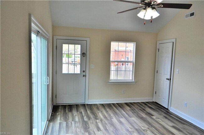 Building Photo - Colonial Heights