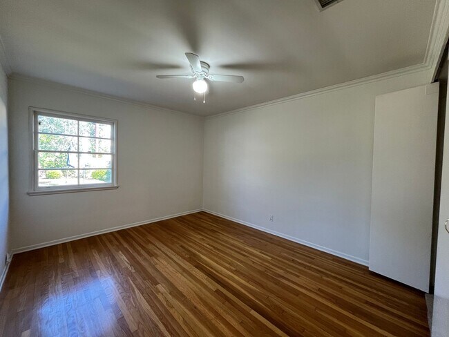 Building Photo - Sherman Oaks 3+2 w/appliances, family room, central air + more! (13627 Huston)