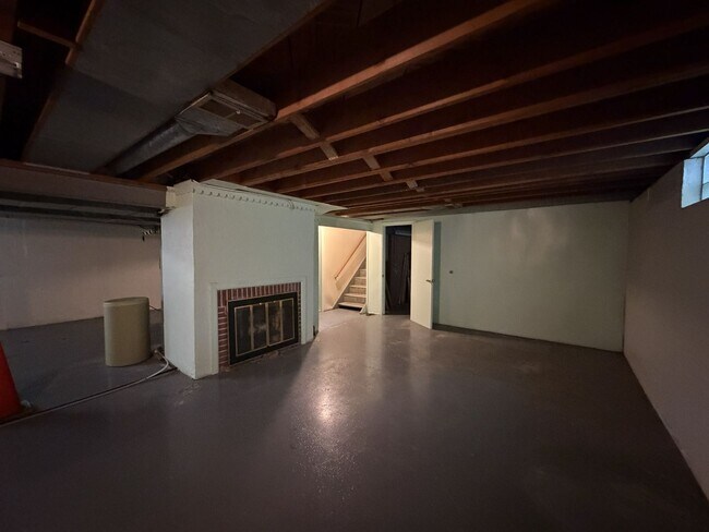 Building Photo - 926 Laurelwood Rd