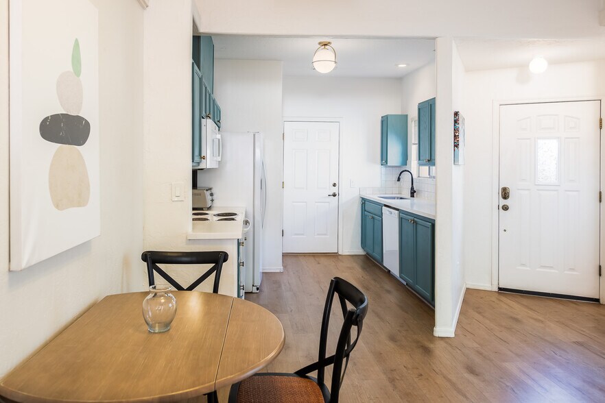 Building Photo - 102 Pine Leaf Ln