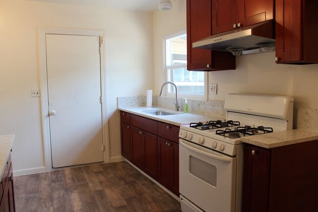 Building Photo - Recently Updated 2 Bedroom Duplex!!!