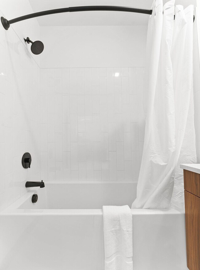 Building Photo - 600 Broadway-SI ID1240317P