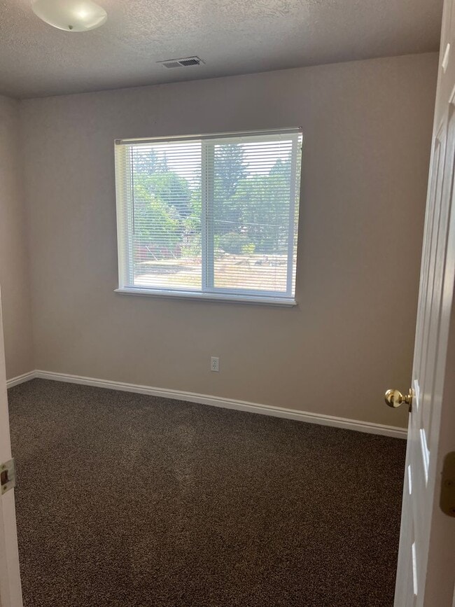 Building Photo - Brentwood Upper Level Condo - 2 Bed, 1 Bath with Washer/Dryer and Optix Internet!