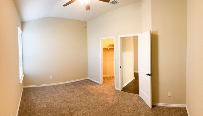 Building Photo - Popular DR Horton Sierra floor plan. 4 bed, 2 1/2 bath, 3 car garage, single story on a corner lo...