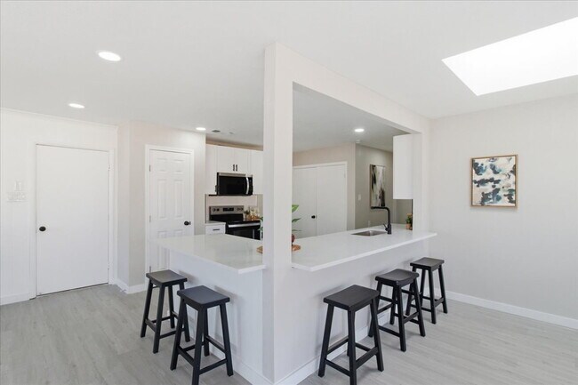 Building Photo - "Spacious 3-Bed, 2-Bath Gem with 2,155 Sq. Ft. on University Drive in Arlington, TX!"