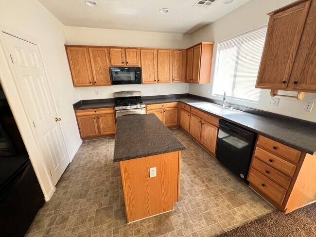 Building Photo - 4 Bedroom home with large lot