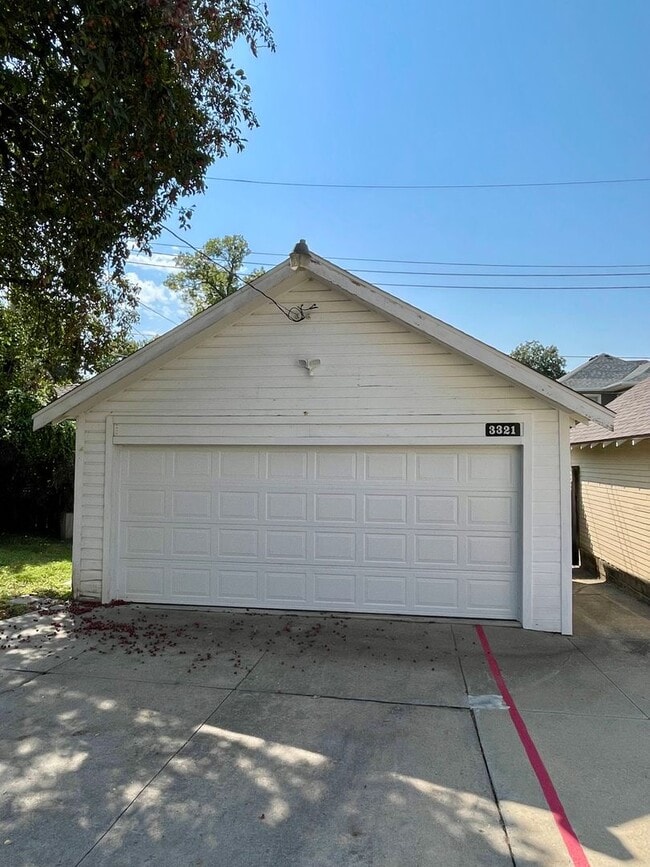 Building Photo - Beautiful & Spacious 3 Bedroom Rental Home...