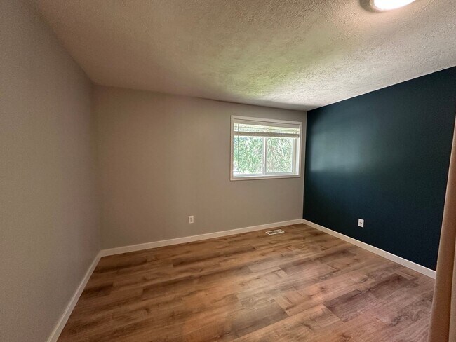 Building Photo - 3 Bed 2 Bath home with 2 Car Garage in Bellingham