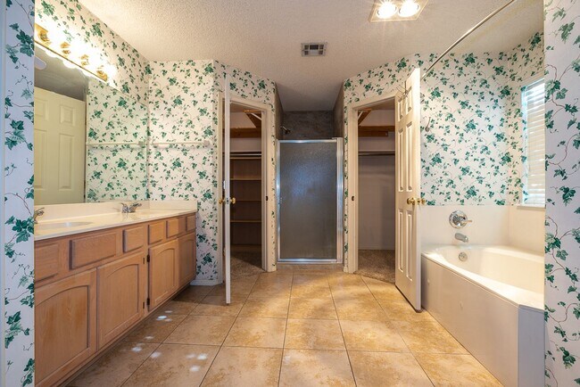 Building Photo - Charming 3 bedroom home with cozy fireplac...