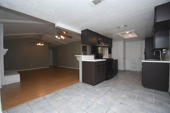 Building Photo - 510 Chambly Dr