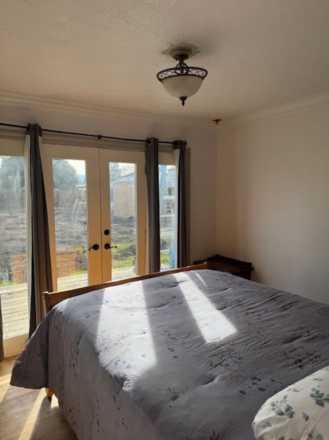 Building Photo - 4 BEDROOM HOME INCLUDES SEPARATE GUEST QUARTERS -FURNISHED OR UNFURNISHED- TONS OF PARKING