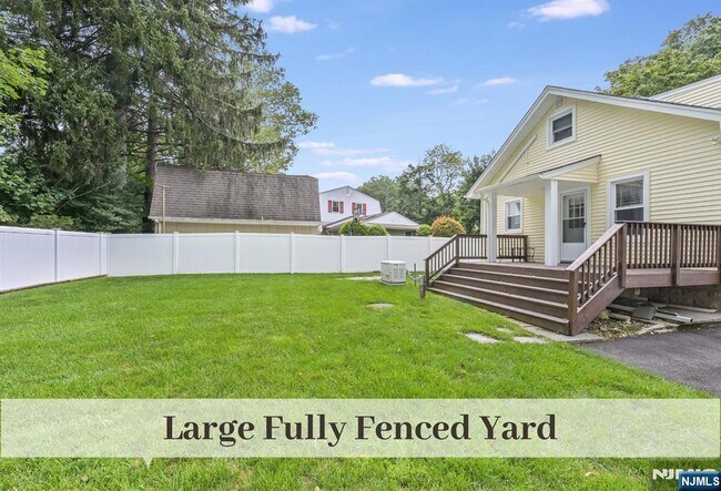 Building Photo - 385 Fern Ave