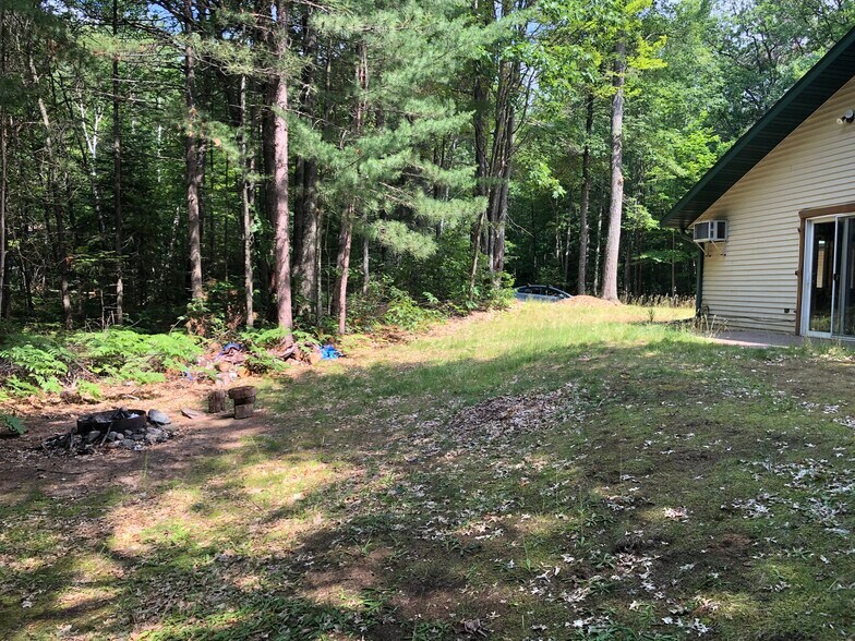 Building Photo - 637 Spruce Holw