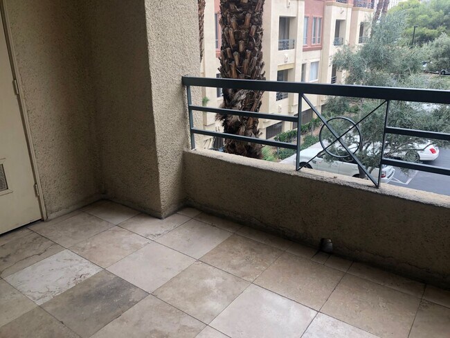 Building Photo - 220 E Flamingo Rd