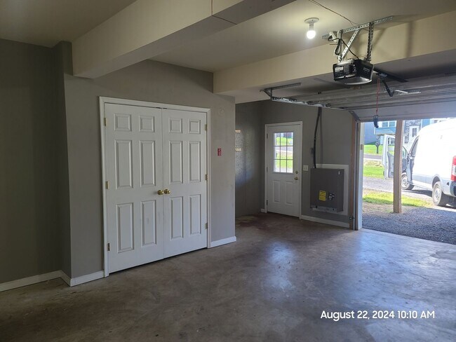 Building Photo - 370 Viewpoint Way