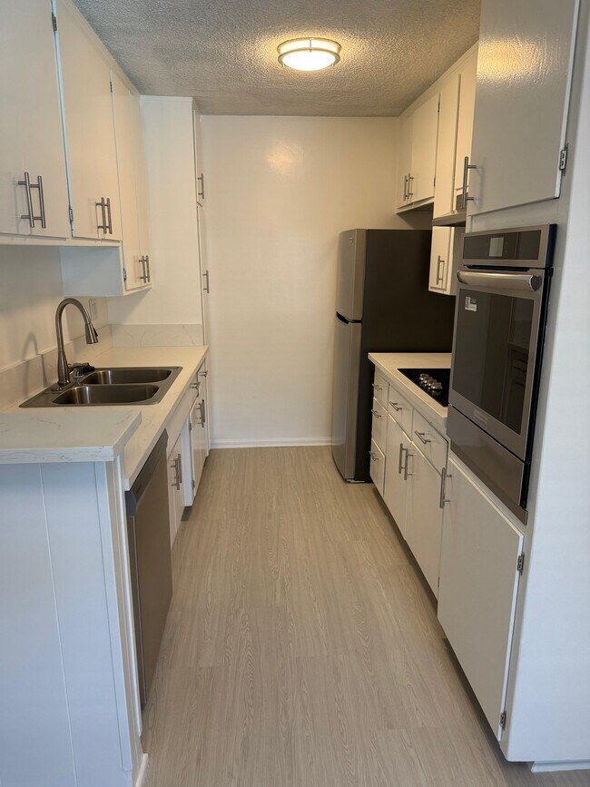 Building Photo - 310 S Sherbourne Dr