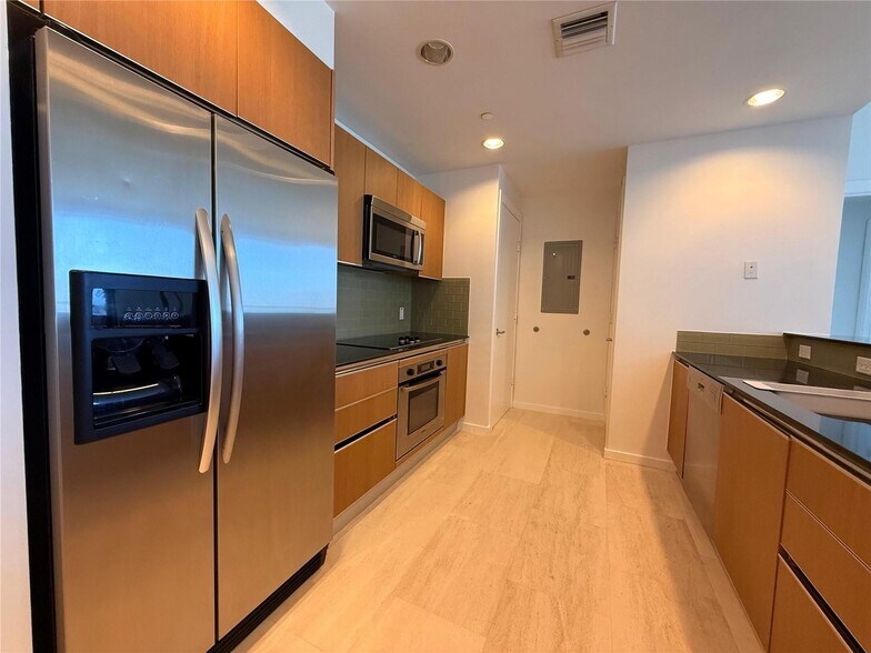 Building Photo - 1050 Brickell Ave