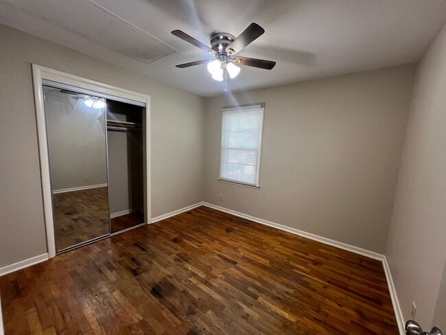 Building Photo - 3 bedroom/2 bath house close to KU with washer/dryer