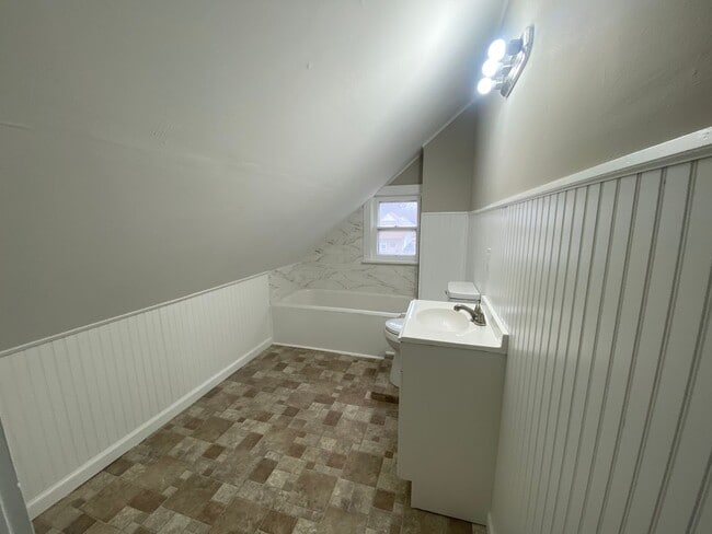Building Photo - Charming 4 bedroom/2 bath home in Winfield! Coming Available in mid-July!