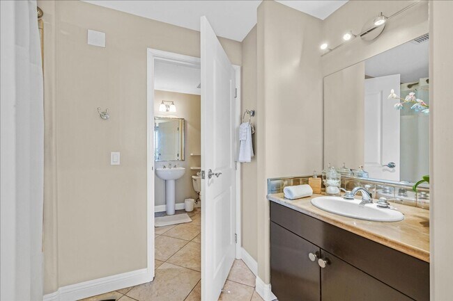 Building Photo - Designer Furnished Beauty at One Las Vegas!