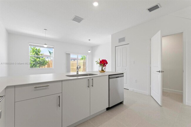 Building Photo - 2656 SE 28th St