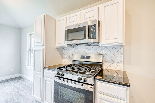 Building Photo - 1016 E Jackrabbit Ln