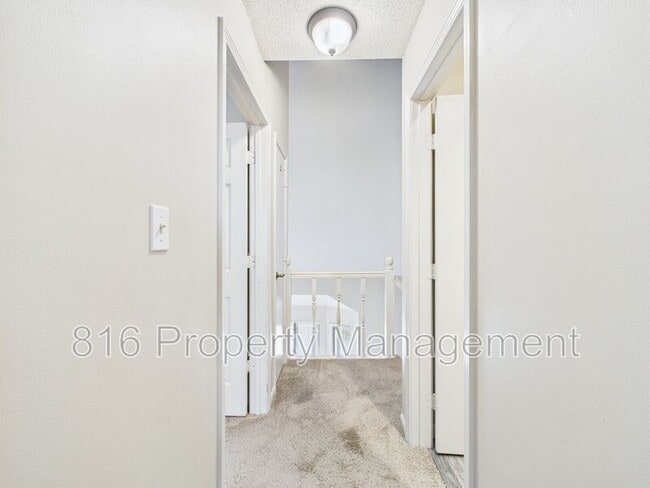 Building Photo - 164-168 SW Robin Rd