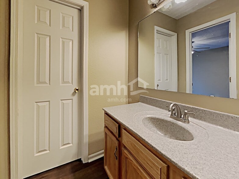 Building Photo - 4016 Fairoaks Dr