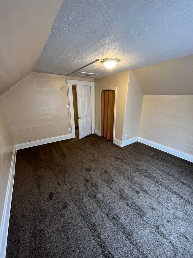 Building Photo - Spacious 2 Bedroom on Weber Rd.