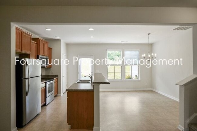 Building Photo - Townhome | Washer/ Dryer Included | Back P...