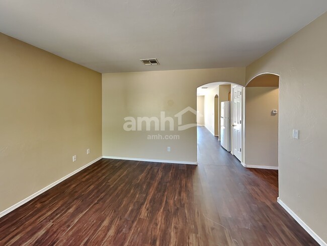 Building Photo - 655 W Cholla Crest Dr