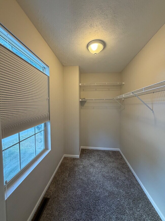 Building Photo - "Charming 4-Bedroom Home with 2.5 Baths on Knox Avenue – A Cozy Retreat in Hollister, MO!"