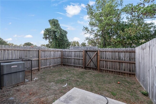 Building Photo - 5820 Calle Vis Dr